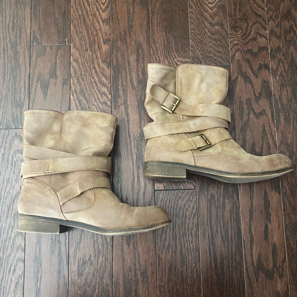 Steve Madden Leather Beige Moto Boots with Buckle - Freebird